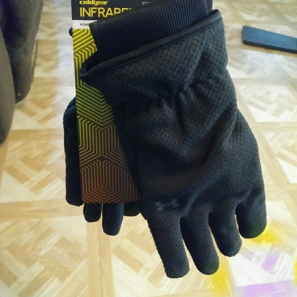 Womens infared under armour cold gear gloves